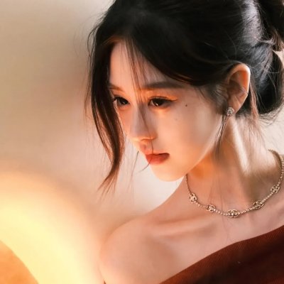 随盲柳入眠的女人